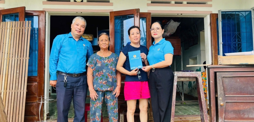 Công đoàn Hòa Cường thăm, hỗ trợ đoàn viên bị ảnh hưởng do mưa lũ Công đoàn Hòa Cường thăm, hỗ trợ đoàn viên bị ảnh hưởng do mưa lũ