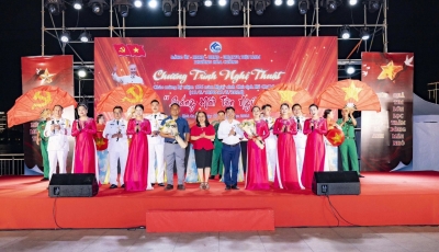 NHỮNG LỜI CA DÂNG BÁC VANG LÊN GIỮA PHỐ ĐI BỘ BẠCH ĐẰNG